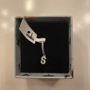 Örhäng - Helt nytt örhängen! 😇Säljs pågrund av att jag har 3 stycken. Köpt för 200kr, säljs för 155kr plus frakt! 🙌🏼❤️