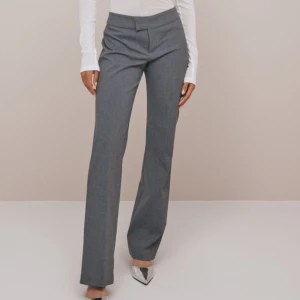 GRÅA KOSTYMBYXOR - Gråa kostymbyxor som inte kommer till användning, de är lite uppsydda så passar någon som är 163 ungefär men det är bara att sprätta upp annars.