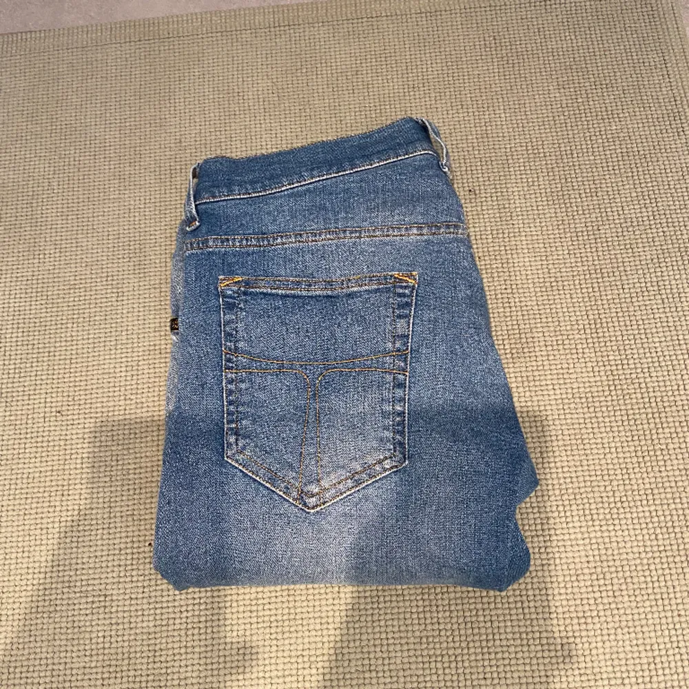 Säljer nu dessa riktigt snygga tiger of Sweden jeans. De är i färgen blå med en fin ”Slim” passform. Inköpta för 1599kr, men vårt pris ligger endast på 549! Skriv vid minsta fundering!. Jeans & Byxor.