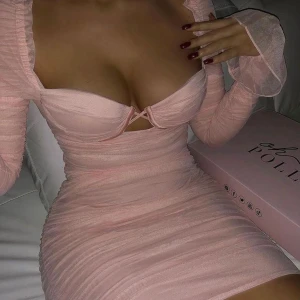 Rosa Oh Polly Mini Klänning  - Säljer denna fina Oh Polly klänningen i storlek XS! Har endast provats en gång, annars aldrig använd!💞 Skickar gärna fler bilder och pris går att diskutera!