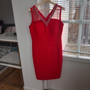 En fin festklänning i Röd färg - En jätte fin festklänning som bara kostar 600 kr fast det kan sänkas till 500kr  Mammor kan andvända den här på deras barn,s student eftersom studenten. SWISH eller KONTANT  Ska hämtas från adressen jag ger MÅSTE.
