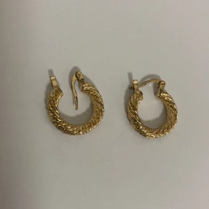 Örhängen  - Super söta örhängenå De är lite rostiga men bara jätte lite   