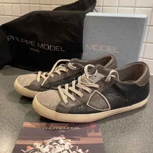 Philippe models  - Ett par otroligt fina Philippe models som är i storlek 40 men som sitter som 41,5. Skicket är 9/10. Är det något ni undrar över tveka inte över att höra av er. Pris inte hugget i sten 😀 Mvh Jw sell ☺️