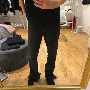 Jeans - Säljer dessa slitsjeans från zara i storlek 38. Snygga! Lågmidjade 
