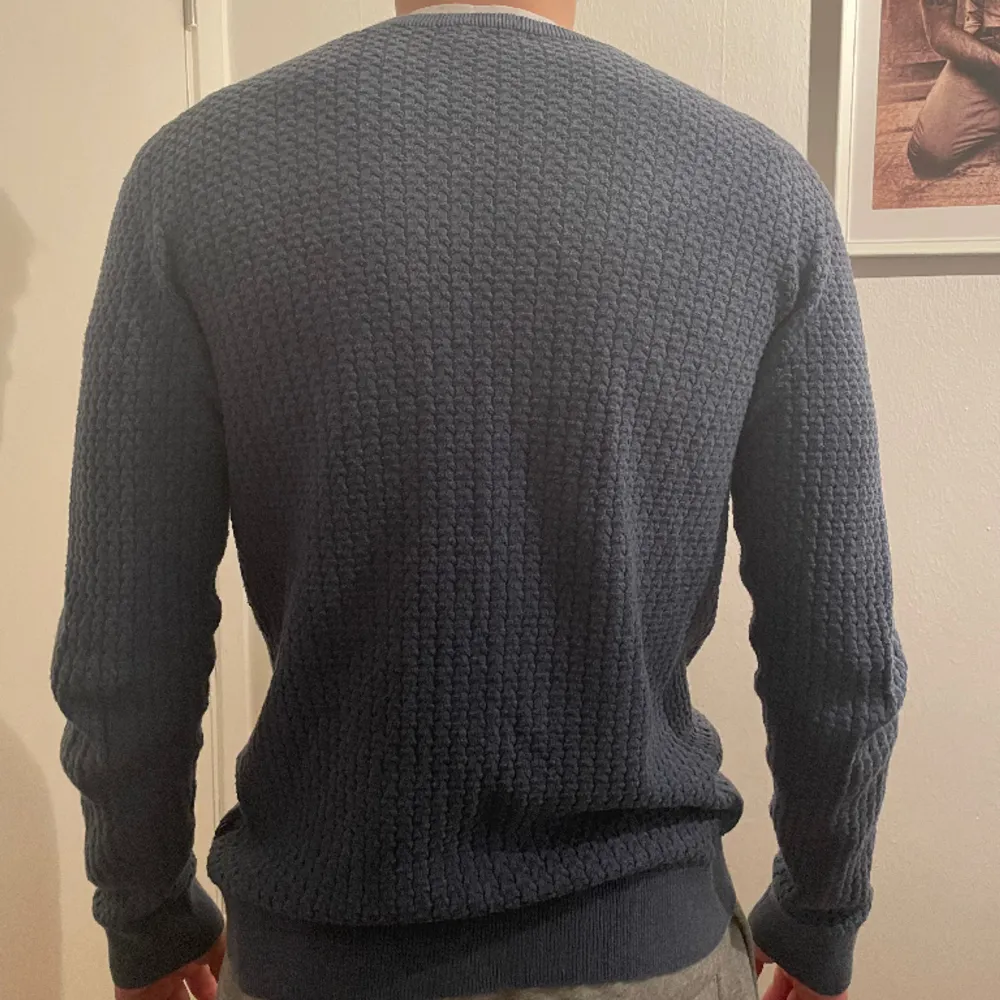 En snygg stickad tröja från J.lindberg i storlek L men passar även M. Den är knappt använd och i väldigt bra skick.. Stickat.