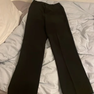 Kostymbyxor - Kostymbyxor ifrån Lindex. Modellen heter ”Vanja” och är pösiga och högmidjade. De är i storlek 170. Lite oklart vad den är köpta för men runt 300. Använda några gånger, säljer på grund av att jag inte gillar högmidjat😊Köparen står för frakten.