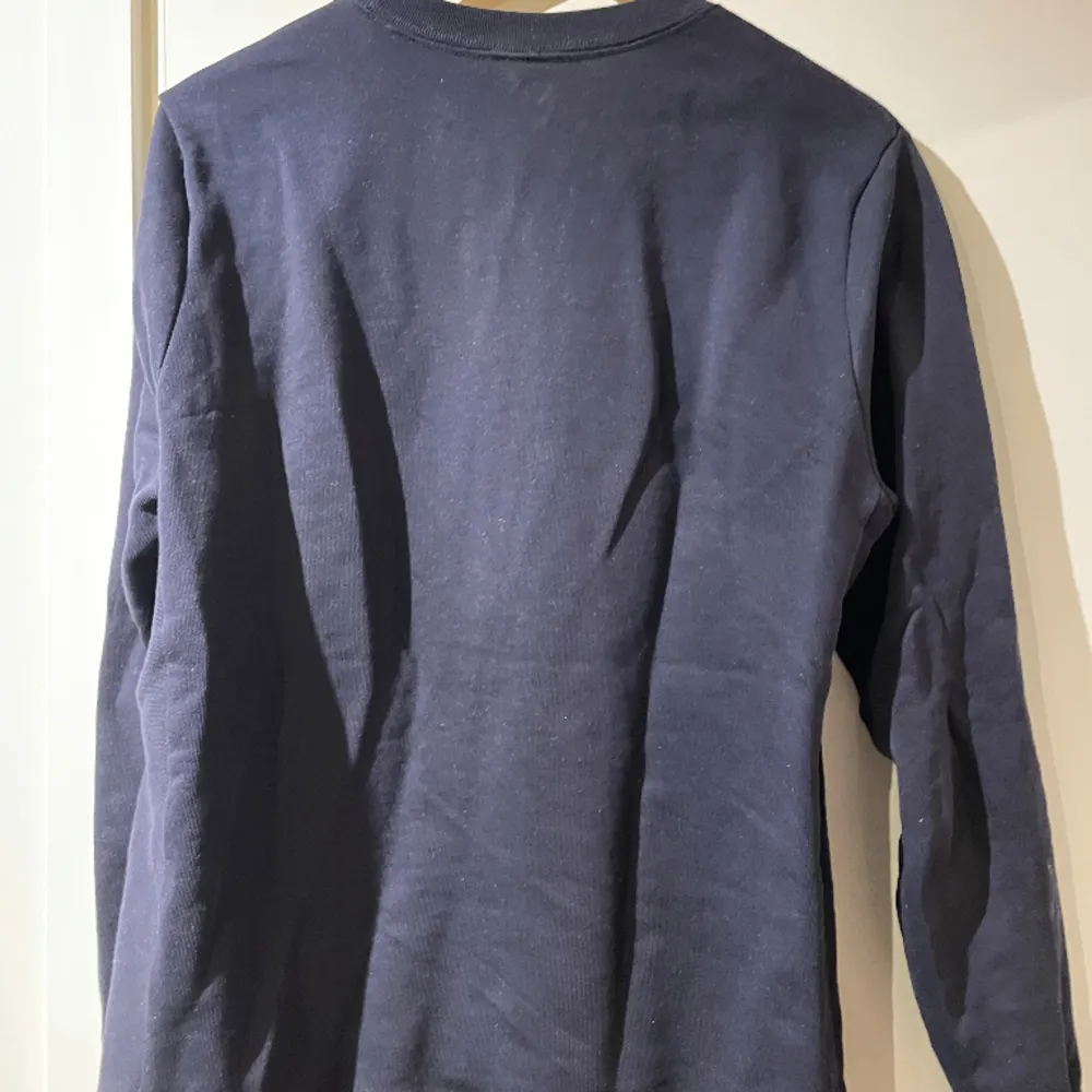 Säljer denna tröja då den inte används, inköpt för 1600 för ca 5 månader sen och har använts runt 10 gånger sen dess. Jag är 188 och väger 77 och den sitter perfekt.. Tröjor & Koftor.
