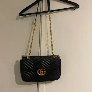 Säljer min Gucci väska som inte kommer till användning… Ej äkta 