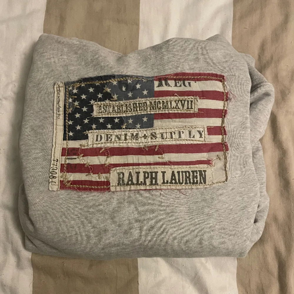 Denim supply Ralph Lauren hoodie. Jag säljer hoodien för att den är lite för stor för mig. U.s.a märket ska vara så. Slitet och lite trådigt. Väldigt bra skick. Skriv till mig för fler frågor och bilder😁!. Hoodies.