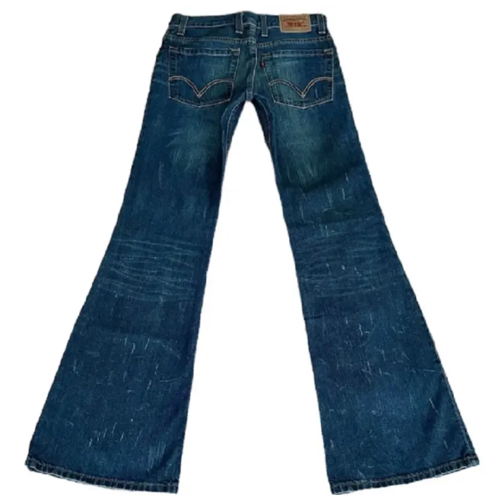 Midja: 70 • innerben: 83 • vintage low/midwaist bootcut levis jeans • för små för mig! • modellen på bilden är 171cm & stl s/36/28 för referens🌸 Obs! Lånade bilder från hon jag köpte dem av😊. Jeans & Byxor.