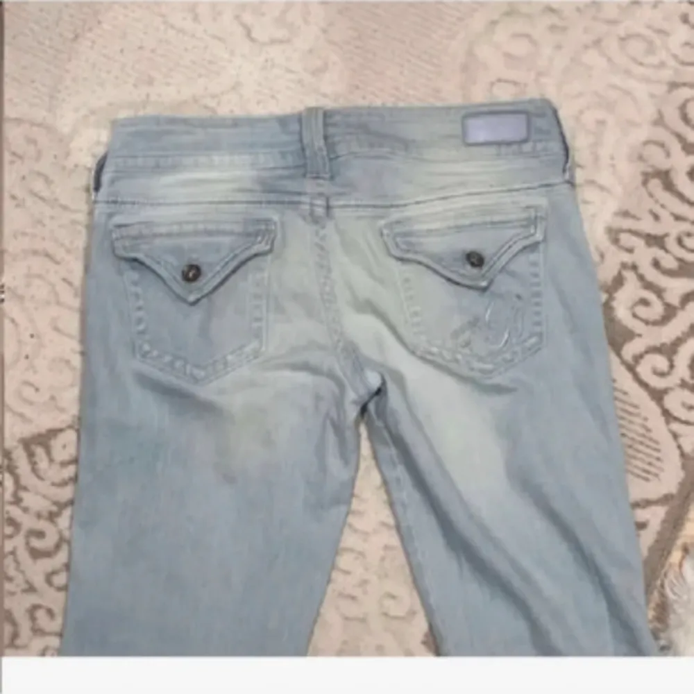Vintage bootcut  guess jeans 💗🙌🏻supppper snygga men kommer tyvär inte till användning 🥹. Jeans & Byxor.