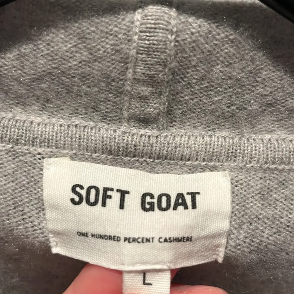Säljer en soft goat hoodie i en ljusgrå färg. Storlek L men sitter som en M då de är små i storlekarna. Tröjan är iprincip ny, använd få gånger och väl omhändertagen. Skriv för mer info.. Hoodies.