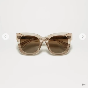 Chimi  - Säljer mina chimi glasögon i model 08 och färg Ecru💗Använda 1 gång därmed nyskick, säljer då jag vill ha annan färg! Kan också byta mot 08 brun eller svart.