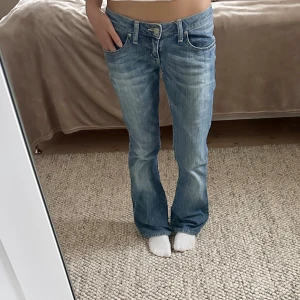 Lågmidjade bootcut jeans - Säljer mina favvojeans med snyggaste passformen. Midjemåttet är 36cm och innerbenslängen är 75cm. Skriv vid frågor💗