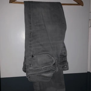 Jeans slim fit - Ett par grå jeans från Jack&Jones som tyvärr är för små för mig men väldigt bra skick! W:31 Men skulle säga typ 30-29. Pris kan diskuteras 