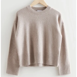 Stickad tröja  - Säljer då den ej kommer till användning längre, skriv privat om ni undrar något 