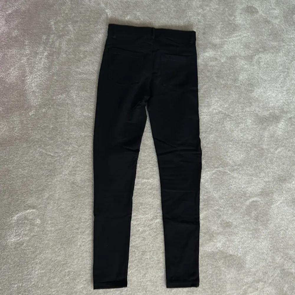 Svarta tights med ränder på knät, skinny, sköna, utmärkt skick👌🏼❤️. Jeans & Byxor.