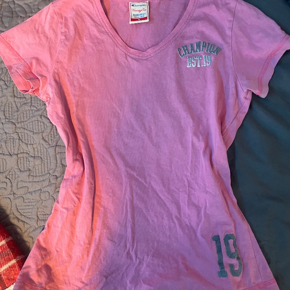 en söt rosa tshirt som är köpt secondhand men som inte kommer till användning. står m men passar också s. kontakta mig för tex bilder på och köparen står för frakten 💕💕💕. T-shirts.