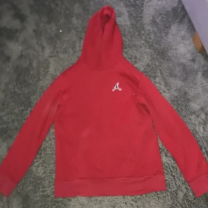 Väl använd fräsch Jordan hoodie - 147-163cm väldigt bra skick. Jordan loggan är lite lös men inget som man märker eller tänker på så mycket