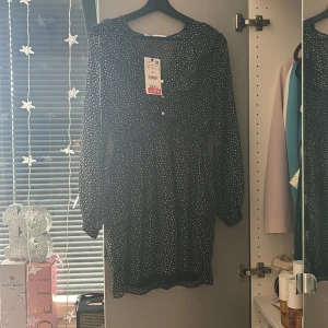 Klänning zara - Helt nu klänning från zara, super fin och gullig. Aldrig använd prislapp kvar. Nypris 500kr