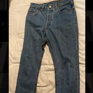 Ett par Levis Jeans som aldrig har kommit till användning helt enkelt.  Skick 10/10. Vid fler frågor och bilder, kom priv!