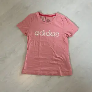 Två adidas t-shirts 50kr/st! ☺️ Den svarta är i storlek M men passar mer S, den rosa är storlek 152 (typ S) Läs bio! 🤍🤍