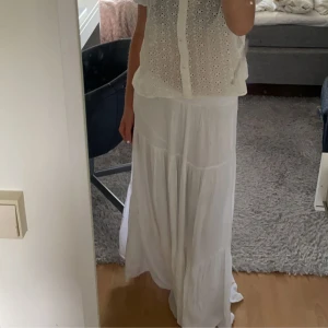 Kjol - Säljer min långkjol! Använd fåtal gånger. Superfin till sommaren då den passar till ALLT🙌🏻