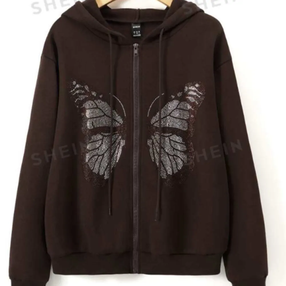 Jättesöt brun zip up butterfly hoodie, Inga defekter☺️köpt på Shein för 180kr🥰 tvättar såklart, katt finns i hemmet💚. Hoodies.