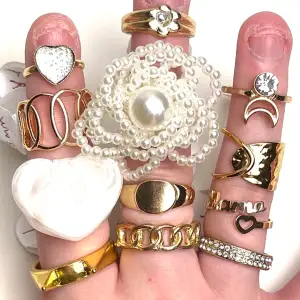 Säljer dessa super fina guldiga ringarna med massor av olika motiv! Helt nya, alltså inte använda! Frakt tillkommer 20kr❗️ Priser och storlekar står på andra bilden! 🤍