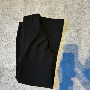 Madlady kostymbyxor - Jättefina kostymbyxor från Madlady, säljer då de inte kommer till användning🌟tvättade en gång så ej noppriga eller liknande