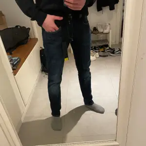 Säljer nu mina replay anbass jeans i storlek W29 L32  De är i nyskick och endast använda ett fåtal gånger Modellen är 180 cm lång