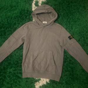 STONE ISLAND junior hoodie, väldigt bra skick, nypris 2000:-. Säljs för 300:-