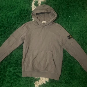STONE ISLAND JUNIOR HOODIE - STONE ISLAND junior hoodie, väldigt bra skick, nypris 2000:-. Säljs för 300:-