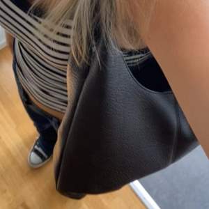 Mörkbrun/svart handväska från shein💓