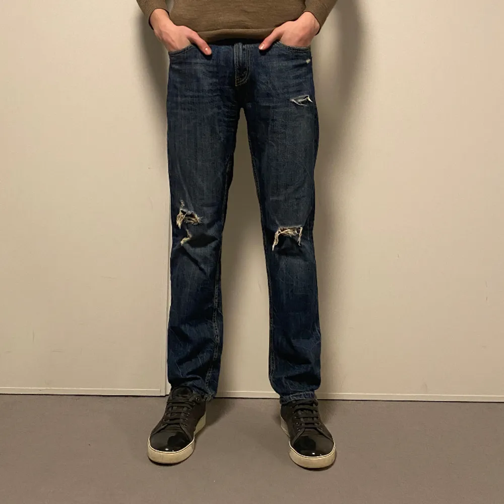 Super snygga Levis jeans ripped. Modellen är 184cm och väger 70kg. Jeans & Byxor.