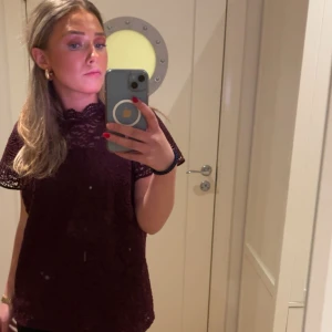 Blus - Blus från Holly & Whyte. De är storlek L men har egentligen storlek S så den sitter bra ändå! Bra skick!💕💕