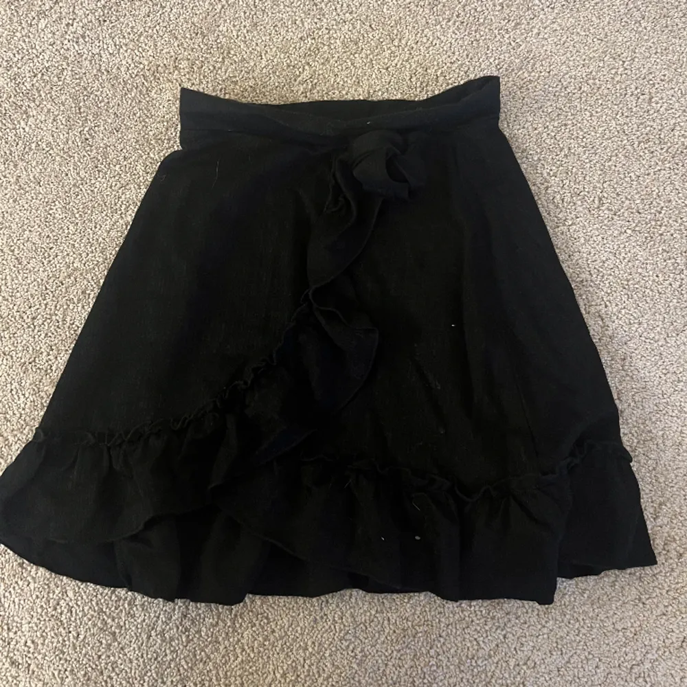 Super fin svart kjol från Gina Tricot. I nyskick i storlek S💕. Kjolar.