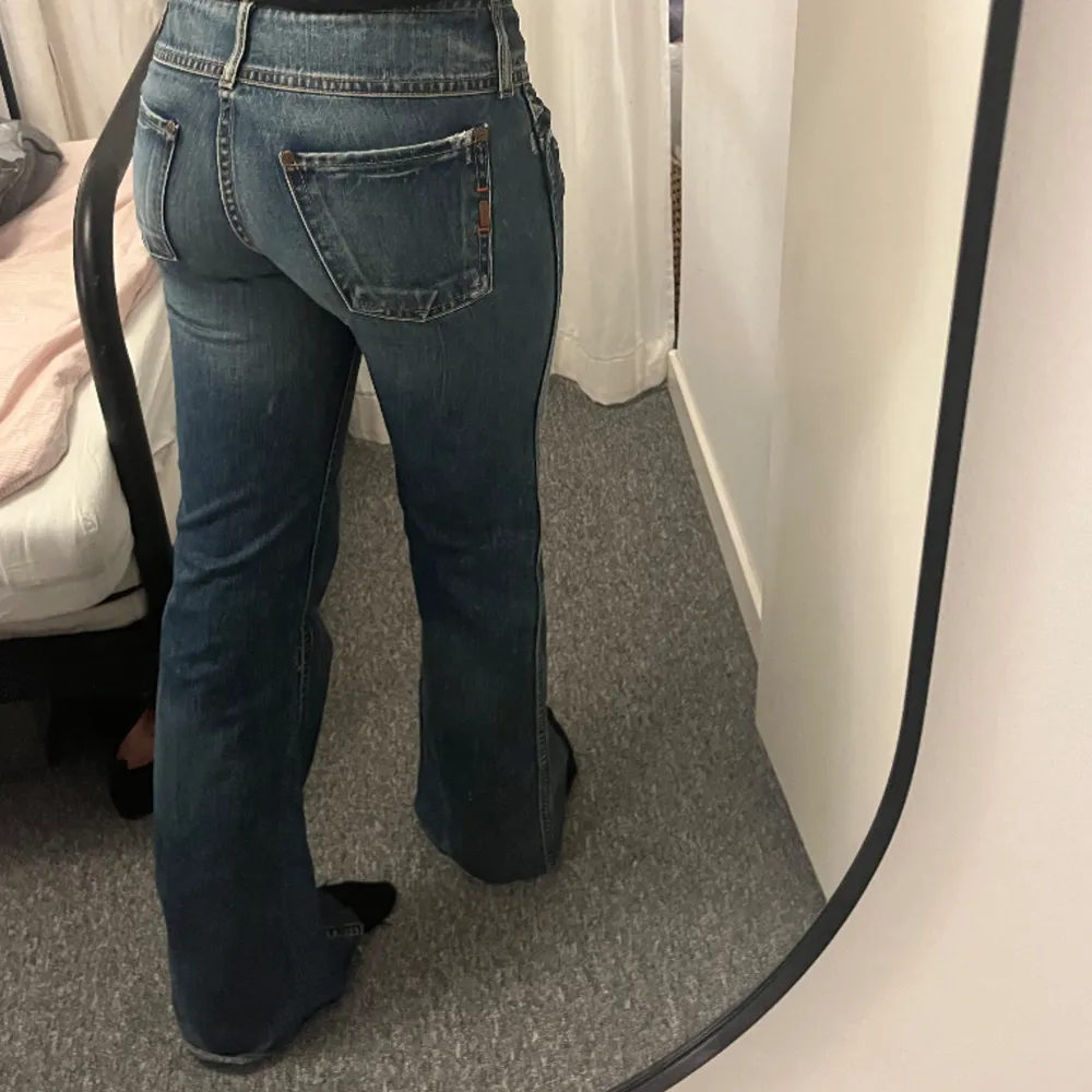 As snygga unika bootcut jeans! Innerbenslängd 83cm, midjemått tvärs över 38cm! 🩷🩷🩷Skriv för mer bilder!!. Jeans & Byxor.