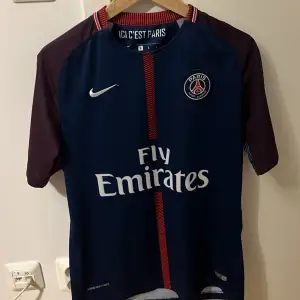 Säljer den här feta Paris saint german tröjan med kungen Neymar på ryggen  skön tröja 👕 skick 9/10
