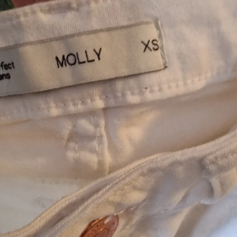 Molly jeans från gina tricot , dottern fick dom men är inte använda då hon inte använder skinny jeans längre. I bra skick. För mer bilder tveka inte att höra av er eller om ni har andra frågor ⭐️. Jeans & Byxor.