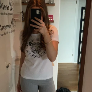 T-shirt - Jätte snygg och basic t-shorts perfekt för att göra en enkel outfit lite mer speciell. Aldrig andvänd därmed inga defekter 💕