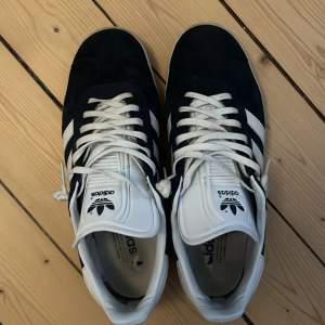 Tja! Säljer mina schyssta adidas gazelle skor till ett bra pris| skick 8/10| box och extra snören till kommer!