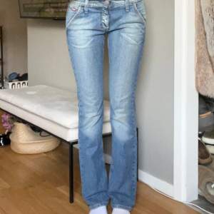 Bootcut jeans knappar på fickorna från Crocker! Storlek 28/34 vilket motsvarar S ungefär! Midjemått 39cm innerbenslängd 84cm