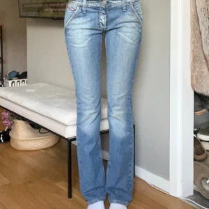 Bootcut jeans - Bootcut jeans knappar på fickorna från Crocker! Storlek 28/34 vilket motsvarar S ungefär! Midjemått 39cm innerbenslängd 84cm