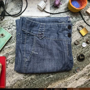 Vintage byxor - Mörkblå oversized tygbyxor! Efterliknar ett par äldre arbetarbyxor, storlek L, oanvänt. Mått: Längd 107cm, Midja 42cm, Benöppning 28cm! Möts upp på Södermalm, använd gärna ”köp nu”