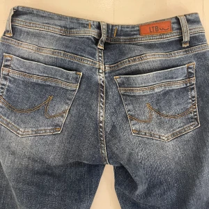 lågmidjade ltb jeans - Kan gå ner i pris vid snabb affär❤️ från ltb i modellen valerie, stl w27/l34❤️  innerbenslängd 83cm, midjemått rakt över 38cm