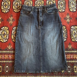 Jeanskjol - Knälång jeanskjol från Topshop