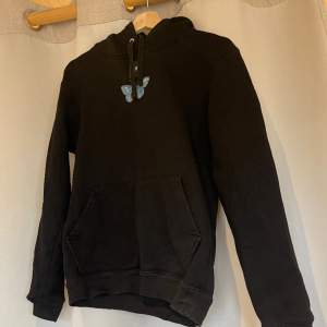 Super fin hoodie ifrån the cool elephant med ett fjärils tryck i Strl S. Jättefint skick🦋Nypris: 599kr säljer för 399kr