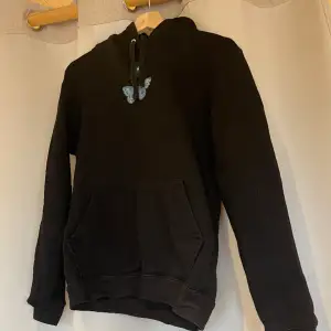 Super fin hoodie ifrån the cool elephant med ett fjärils tryck i Strl S. Jättefint skick🦋Nypris: 599kr säljer för 399kr