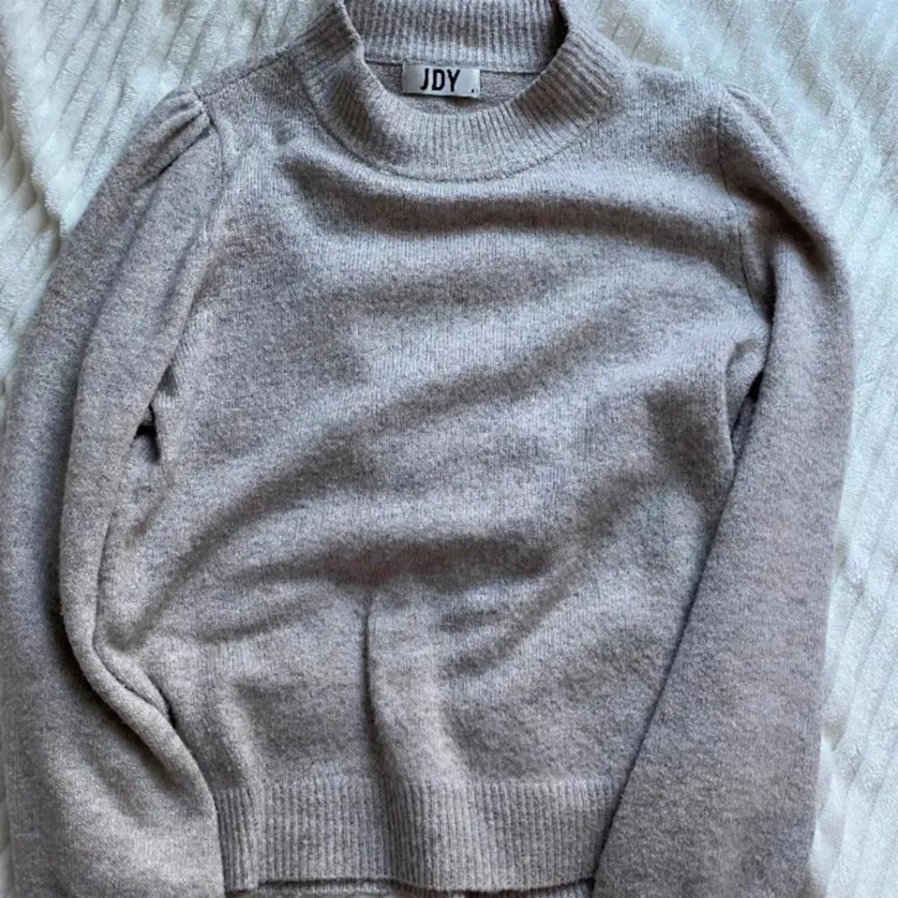 Superfin stickad tröja i en gråbeige färg 🩶 strl s men passar xs också🫶🏻. Stickat.